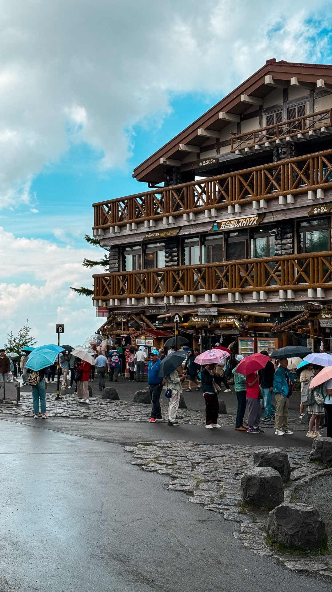 Fuji Subaru Line 5th Station rest house at 2,305 m — the Yoshida Trail trailhead