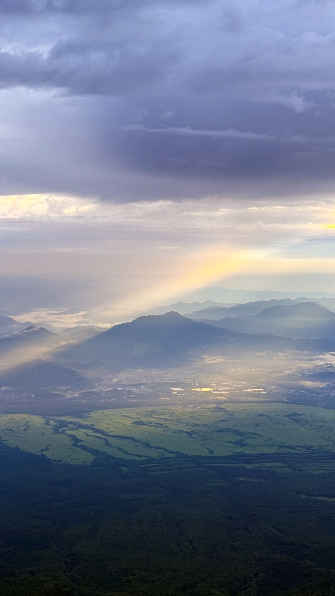 Sunrise rays over the sea of clouds